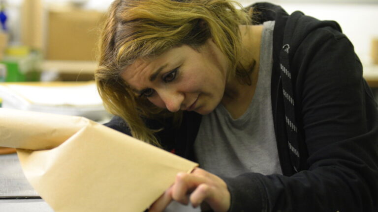 Person mit Migrationshintergrund am Arbeitsplatz