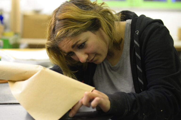 Person mit Migrationshintergrund am Arbeitsplatz