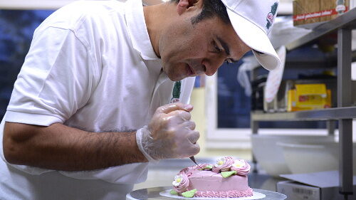 Mitarbeiter mit Migrationserfahrung in der Konditorei