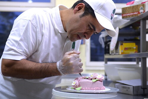 Mitarbeiter mit Migrationserfahrung in der Konditorei