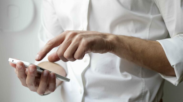 Person tippt auf ein Handy