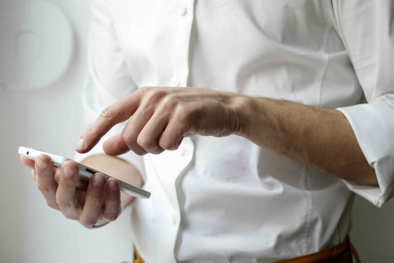 Person tippt auf ein Handy