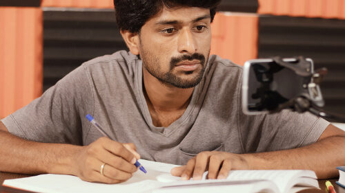 Person mit Buch und Handy