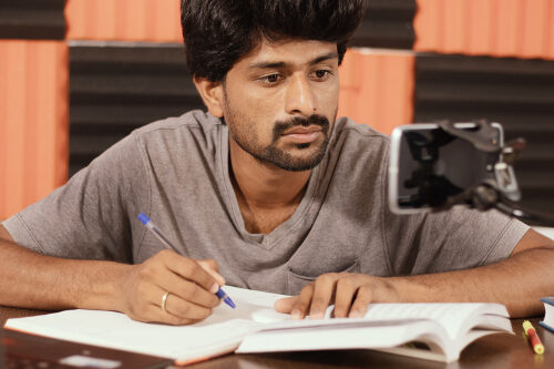 Person mit Buch und Handy