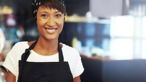 Mitarbeiterin mit Migrationshintergrund