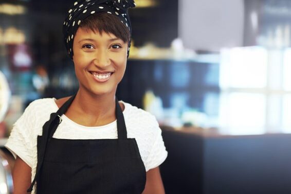 Mitarbeiterin mit Migrationshintergrund